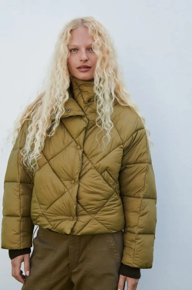 Cómodos, ponibles y rejuvecedores: los plumíferos son los abrigos que más te pondrás cuando empiece el frío (y los nuevos que han llegado a Zara tienen lista de espera) | Mujer