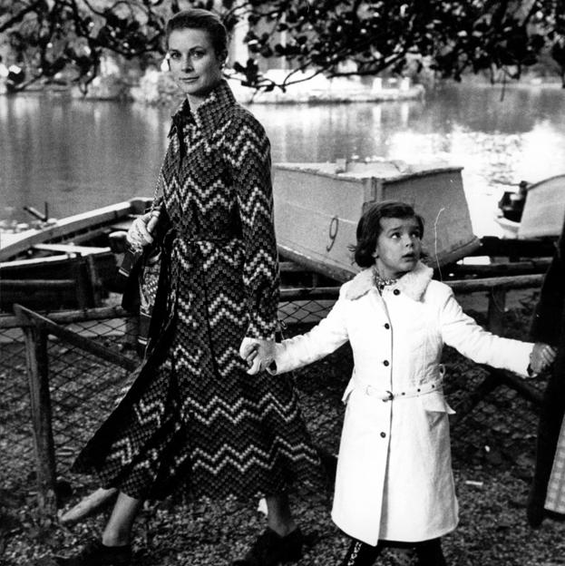 Grace Kelly, princesa de Mónaco, llevando de la mano a su hija pequeña