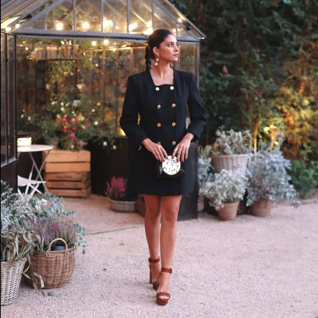 blazer negro con botones dorados estiliza un montón, es súper elegante y las influencers han encontrado en ¡Zara! Mujer Hoy