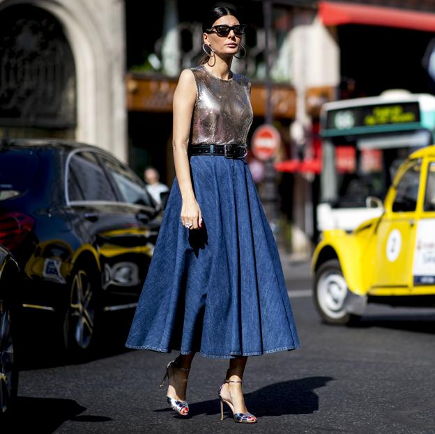 La falda vaquera para tus looks con blusa y botas altas está en Massimo Dutti y viene con el diseño que sienta bien en todas las tallas