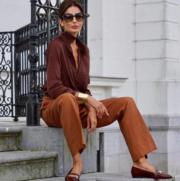 Escoba A la meditación Contratación La camisa de satén marrón que cuesta menos de 20 euros y rejuvenece a los  50 es el comodín que soluciona todos tus looks de entretiempo | Mujer Hoy