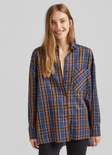 Realizable diferencia Email Pon una camisa de cuadros oversize en tu armario y soluciona tus looks de  diario con vaqueros gracias a Bershka | Mujer Hoy