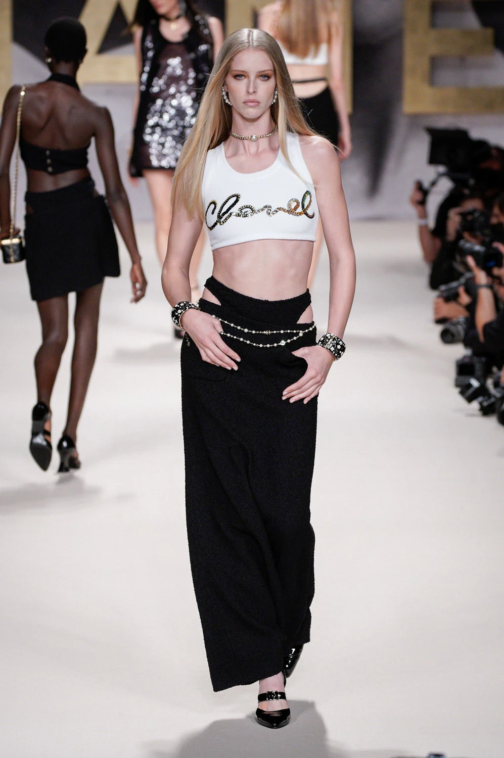 Novio Santo Superposición Semana de la moda de París: Chanel se rinde a la elegancia sexy y excesiva  de los años 80 para mirar al futuro con optimismo | Mujer Hoy