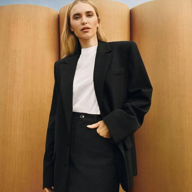 Un traje de chaqueta crema, un abrigo noche y un vestido negro: la nueva colección de Mango con esta influencer escandinava tiene los básicos de oficina perfectos | Mujer Hoy