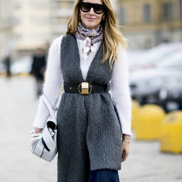 Massimo Dutti tiene el chaleco largo de punto perfecto para todos tus looks  con vestidos y botas | Mujer Hoy