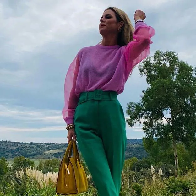 Odio césped Puntualidad Pantalones verdes de Uterqüe y jersey rosa, el look con zapatillas cómodas  de Amelia Bono que rejuvenece a los 30 y a los 60 | Mujer Hoy
