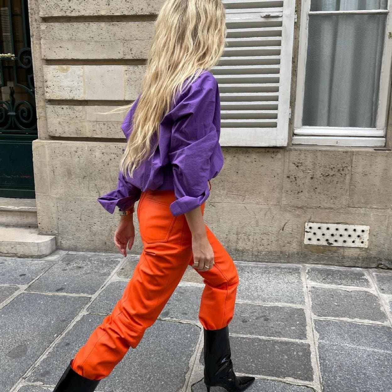 Ya puedes clonar enterito este increíble look con botas y la combinación de  color más favorecedora de la semana: morado y naranja