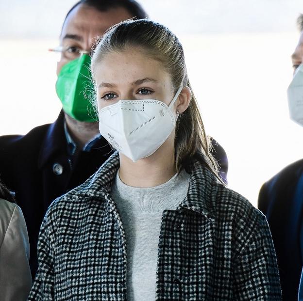 Looks cómodos y relajados de la reina Letizia y sus hijas en la visita al Pueblo Ejemplar 2021