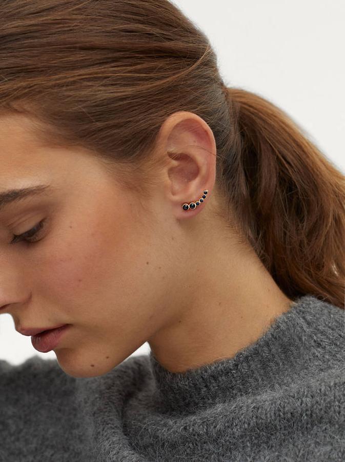 Pendientes, bufandas, sombreros… Estos accesorios se van a convertir en tus favoritos de la temporada porque son perfectos para completar cualquier look