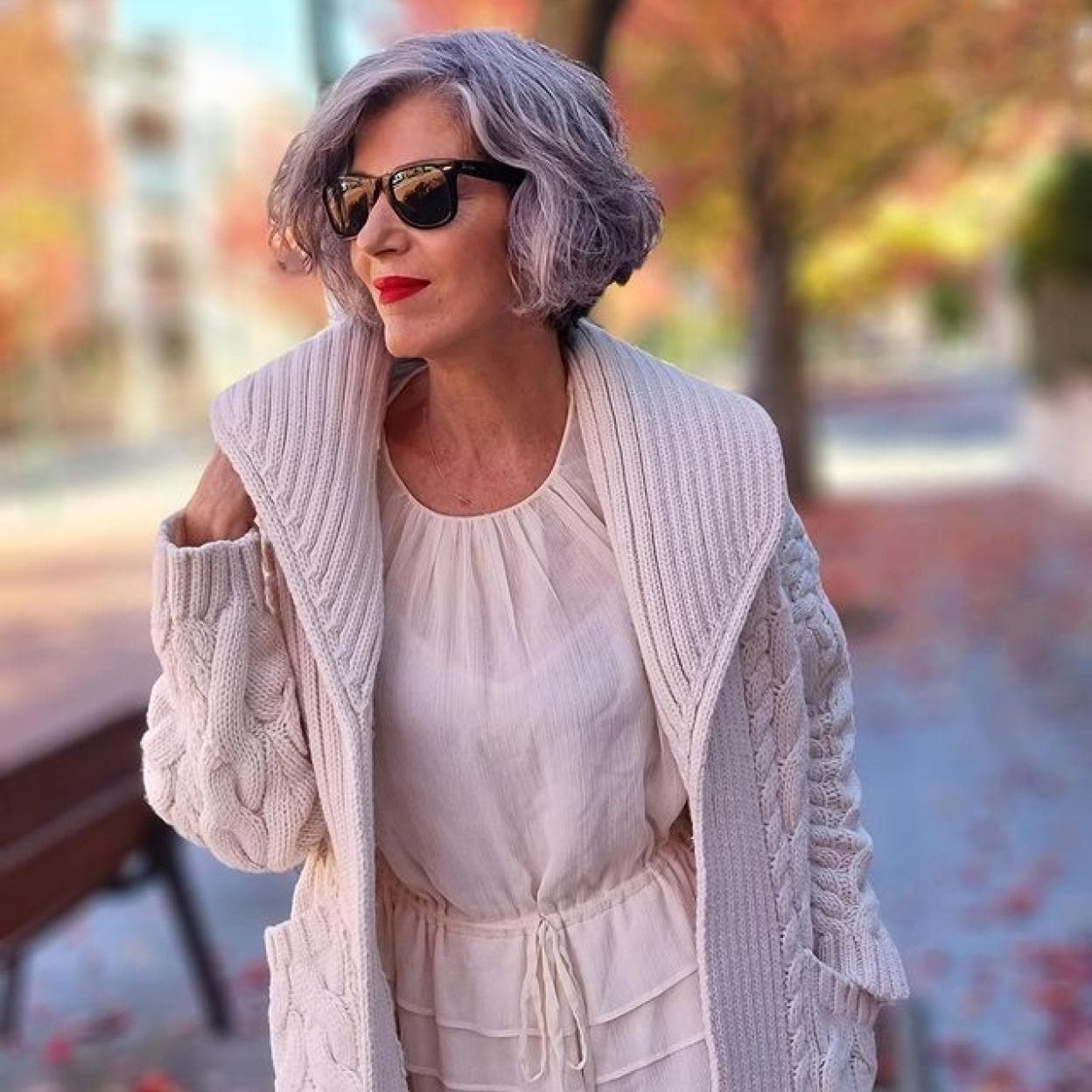 Ni acolchado ni efecto piel, el abrigo más original y calentito es de punto de Zara el que rejuvenecer tus looks a los 50 | Mujer