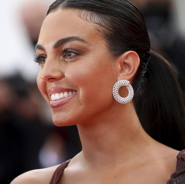 Pincha en la imagen para descubrir el look de Georgina Rodríguez en la alfombra roja del Festival de Cine de Cannes 2021.