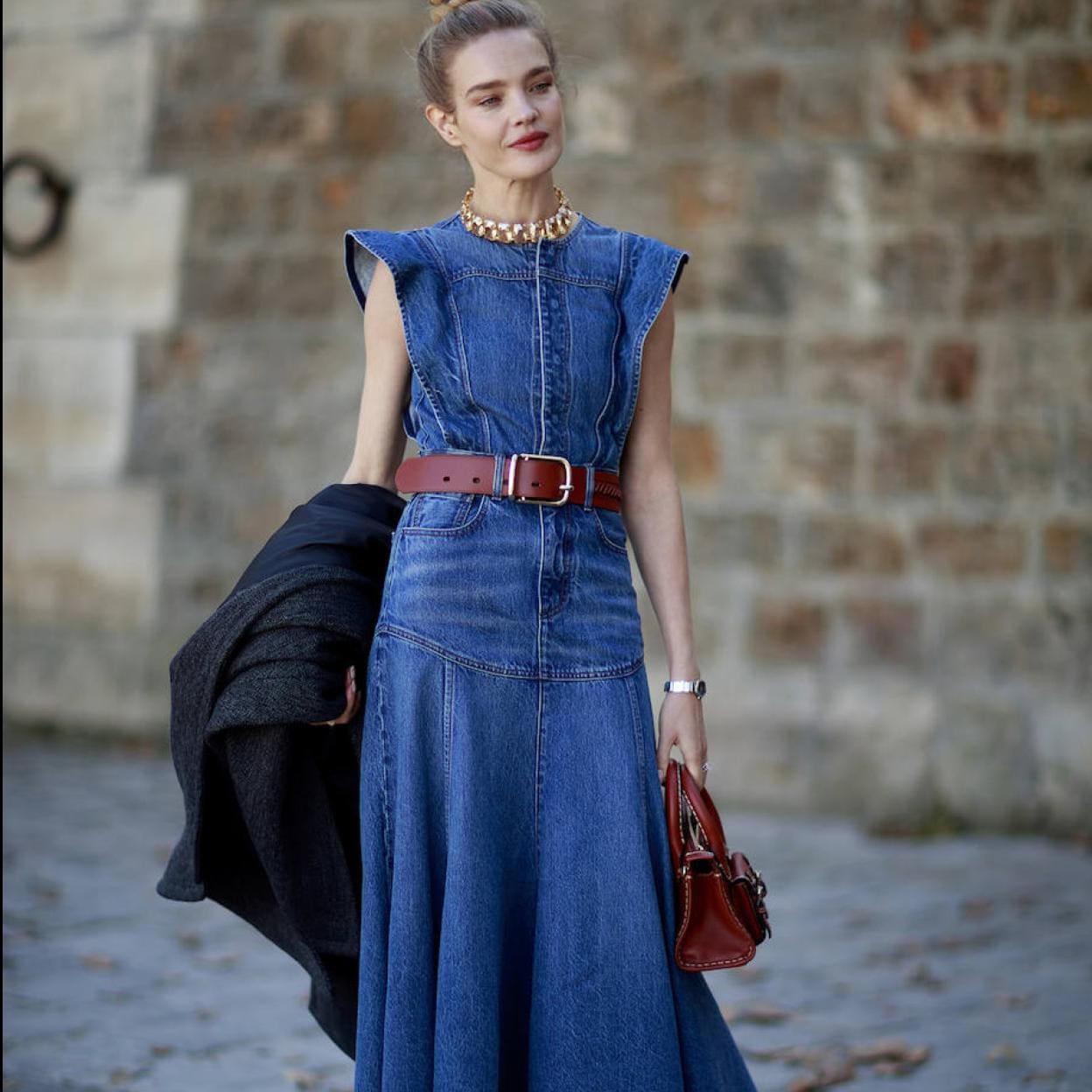vestidos vaqueros camiseros mini y midi que estilizan y perfectos para tus looks con botas este otoño | Mujer