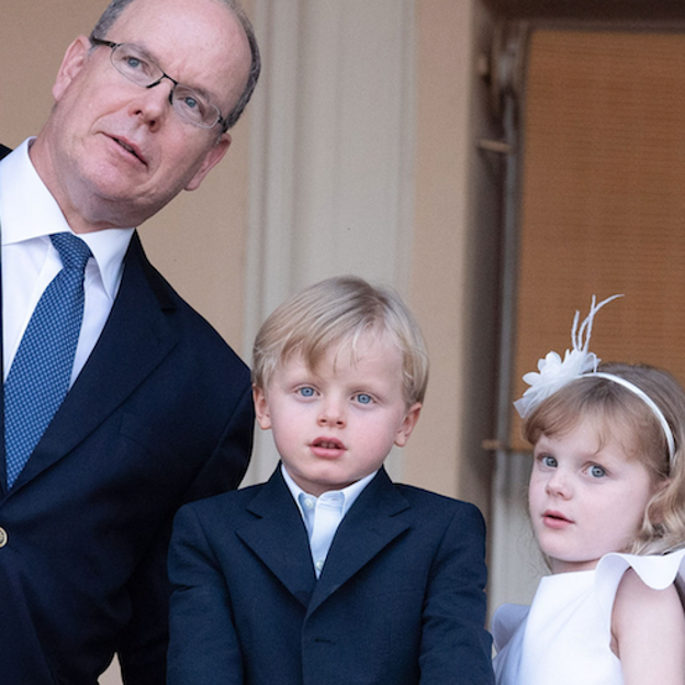 Si quieres ver los mejores looks de la princesa Charlène, pincha en la imagen.