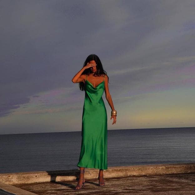 El vestido favorito Victoria Beckham es verde, satinado, rejuvenece y está en Zara | Mujer Hoy