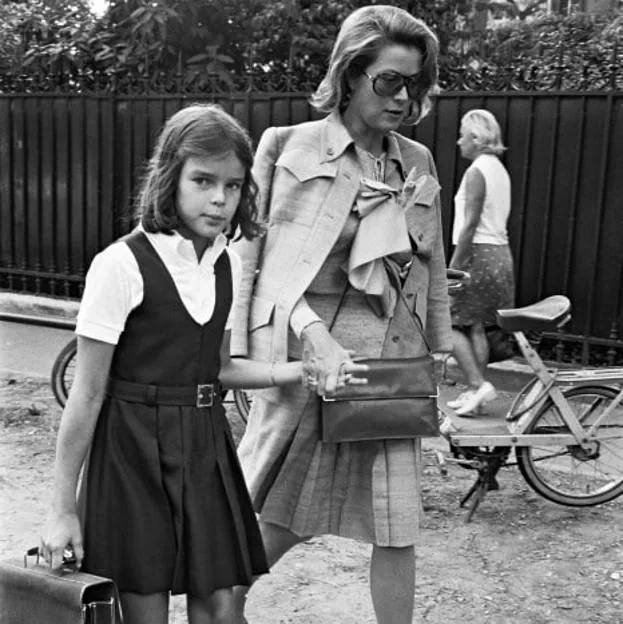 Grace Kelly acompñando a su hija, la princesa Estefanía, al colegio