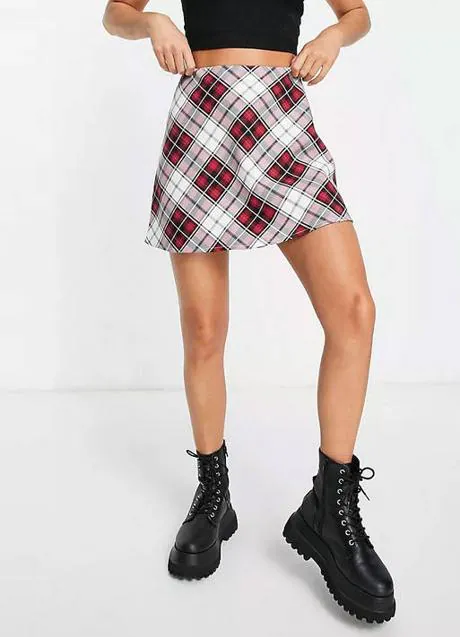 Tiza diseño Fraternidad Minifalda de cuadros y botas altas, el look que marcó los años 60 vuelve a  ser tendencia esta temporada | Mujer Hoy