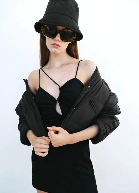 El vestido negro de lujo más de moda que arrasa en Instagram tiene copia barata en Zara