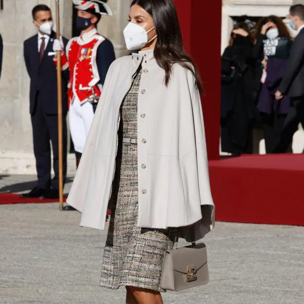 Abrigo capa, vestido misterioso y mensaje oculto en los complementos: el impresionante look de la Reina Letizia para recibir al de Italia | Mujer