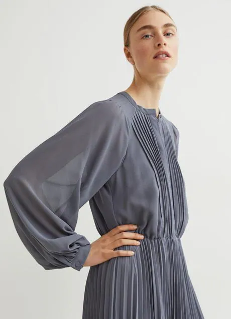 Entender Sacrificio Fraude El vestido plisado con el que vas a conseguir un look bonito y favorecedor  solo se puede comprar en la tienda online de H&M | Mujer Hoy