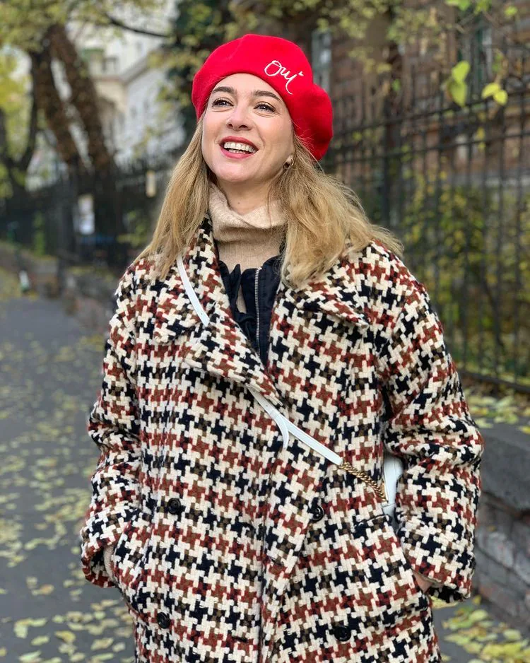 El abrigo más bonito y es este estampado de una marca española que le hemos fichado Marta Hazas en un look muy rejuvenecedor | Mujer Hoy