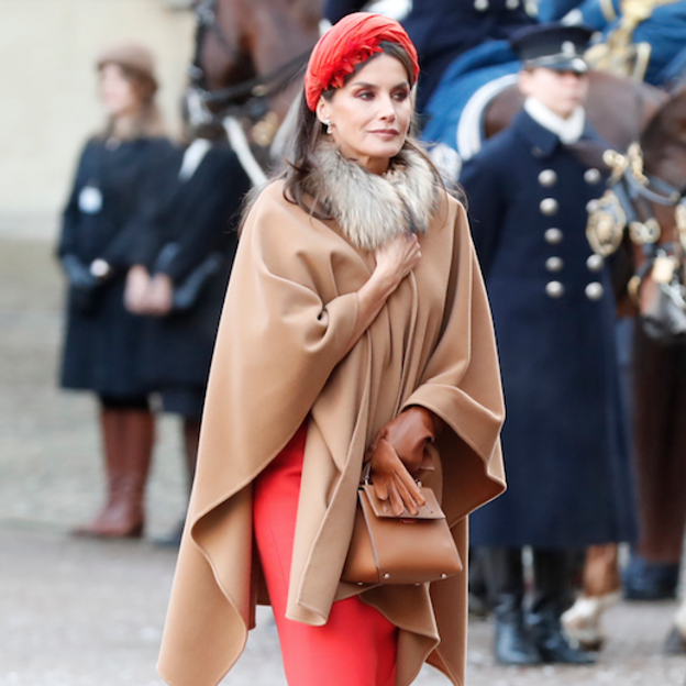 Cómo replicar el impresionante look camel y rojo de Letizia sin dejarse una fortuna en el Black Friday