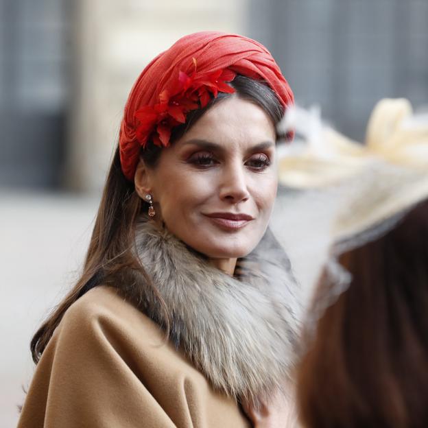 El espectacular maquillaje de la Reina Letizia con las sombras rojas que sientan fenomenal en los ojos de color verde