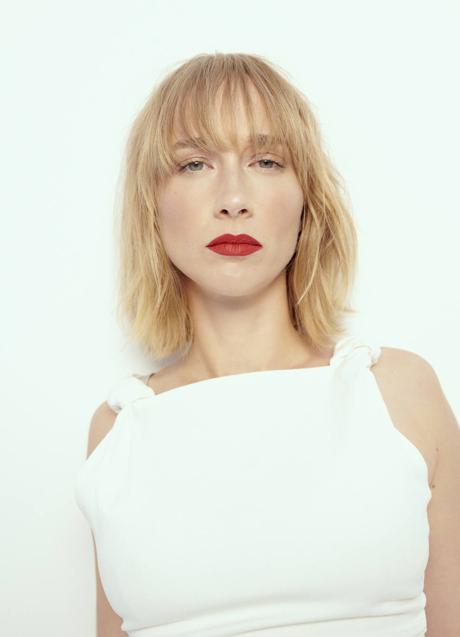 Ingrid luce un look que da todo el protagonismo a los labios rojos y a la piel impoluta, gracias a la base de maquillaje Synchro Skin Self-Refreshing Tint, de Shiseido.