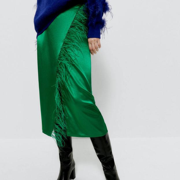 Las plumas y lentejuelas llegan a las novedades de Uterqüe para el look de con más glamour (y copia de jersey de lujo de Valentino | Mujer Hoy