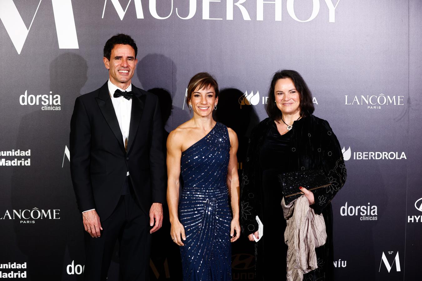 Premios Mujerhoy 2021: Sandra Sánchez con David Gracia, director de marketing de Iberdrola y Leyre La Casta responsable de Medio Global de Iberdrola. 