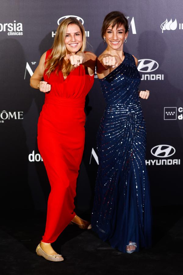 Premios Mujerhoy 2021: Sandra Sánchez con la atleta paralímpica Sara Andrés.