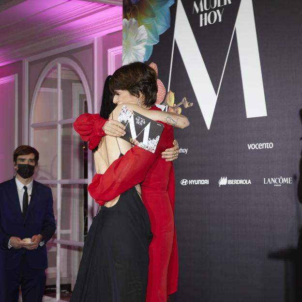 Aitana Sánchez-Gijón y Milena Smit se funden en un abrazo sobre el escenario.