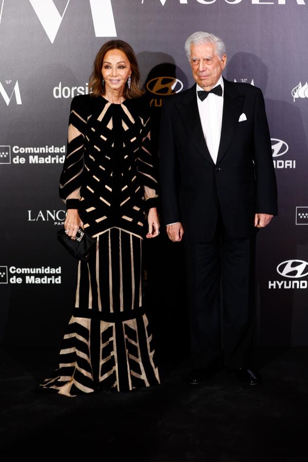 Los looks de los Premios Mujerhoy: Isabel Preysler y Mario Vargas Llosa