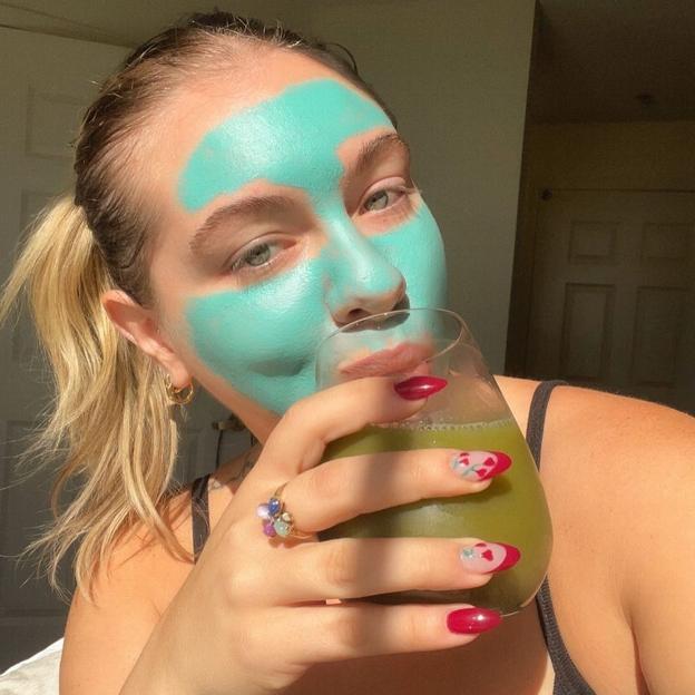 La mascarilla con arcilla y ácidos AHA y BHA que se ha hecho viral en Instagram y TikTok porque hace que los poros mejores visiblemente