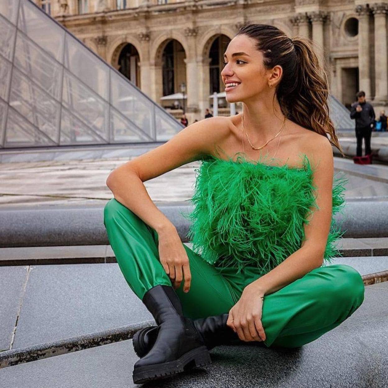 Las plumas verdes son la tendencia favorita las influencers y hemos encontrado tres formas de incluirlas en tus looks temporada | Mujer Hoy