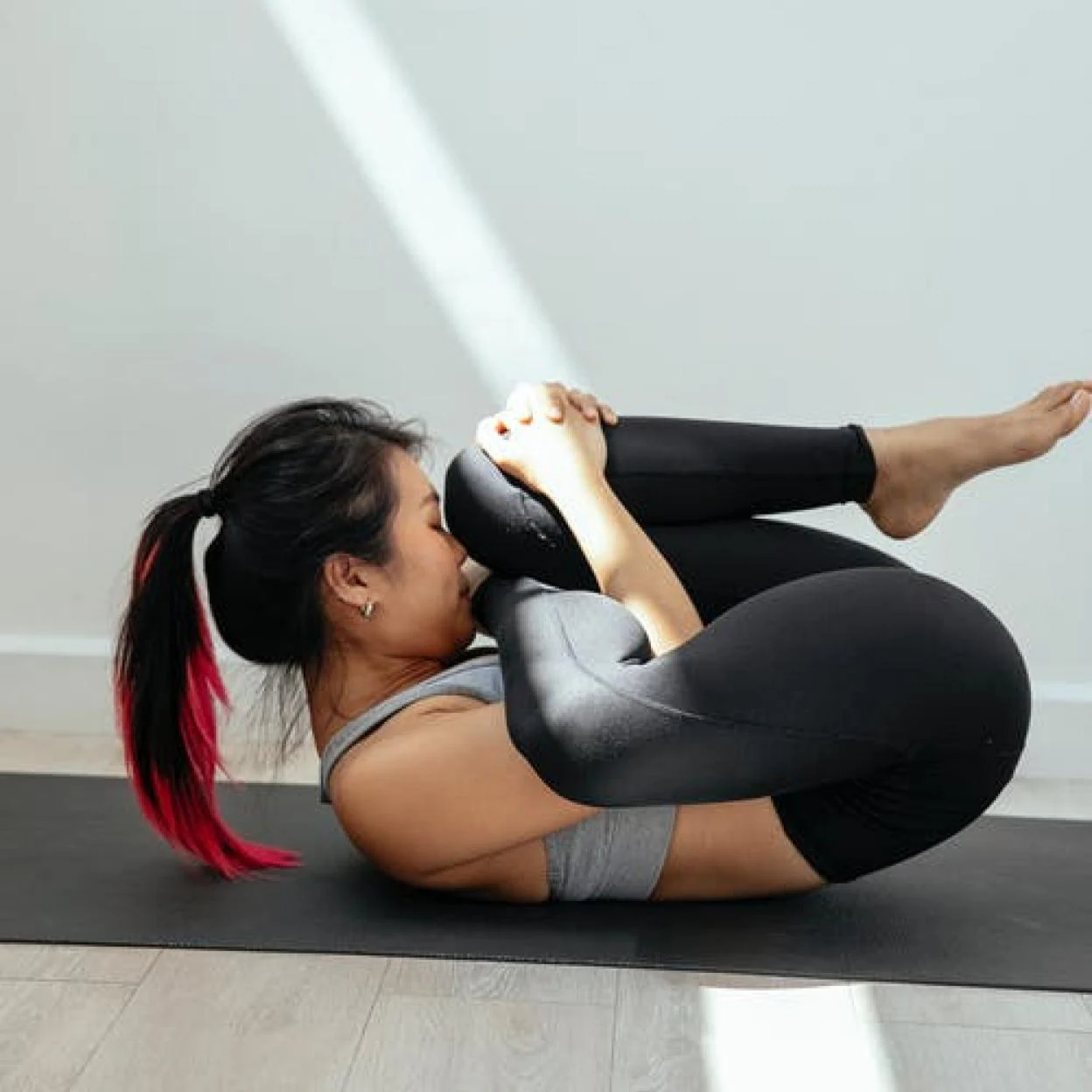 Mujer latina haciendo yogaasanas con diferentes posturas en el
