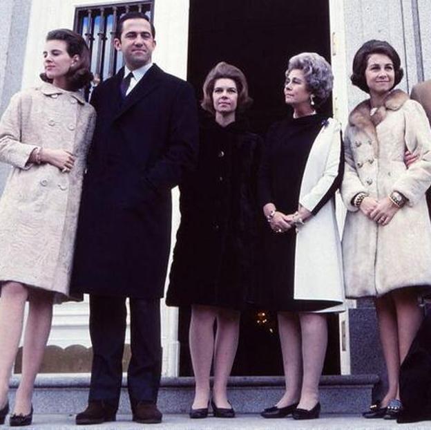 La familia real griega casi al completo, con el rey Constantino a la izquierda y la reina Sofía en el extremo derecho.