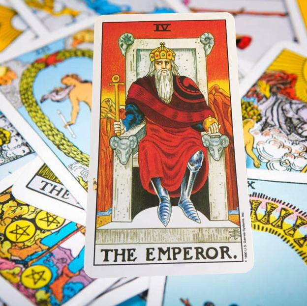 La carta del tarot de la semana: el Emperador (arcano IV) aterriza en tu vida para darte la fuerza de voluntad que necesitas para alejarte del roscón (hasta el 6 de enero, por favor)