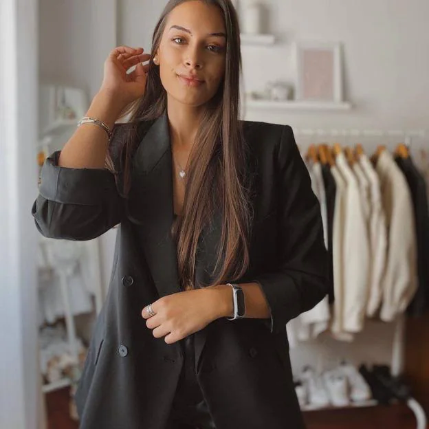 El último gran éxito de Zara es una blazer negra con la que un look súper estiloso (y ya está agotada) | Mujer Hoy