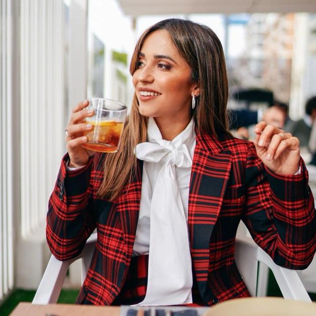 Este conjunto de cuadros rebajado de falda y blazer es perfecto para ser la mejor vestida con un look fácil de llevar y súper tendencia