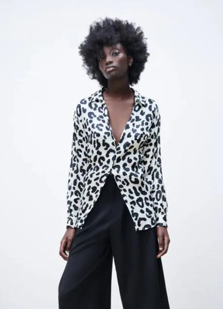 Las y blusas estampado son la prenda que necesitas para elevar cualquier look sin esfuerzo | Mujer Hoy