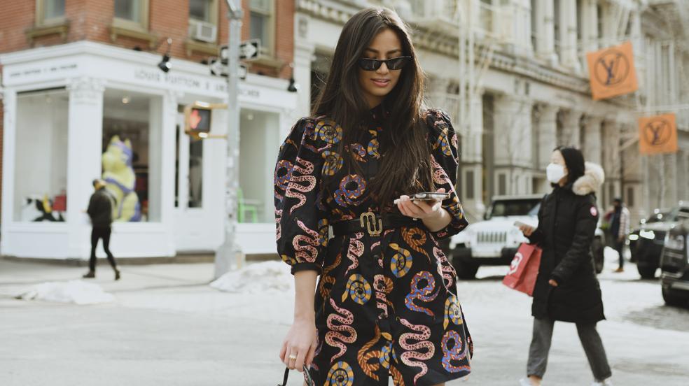 Empieza el año con mucho estilo con un vestido camisero corto perfecto para combinar con tus botas altas favoritas