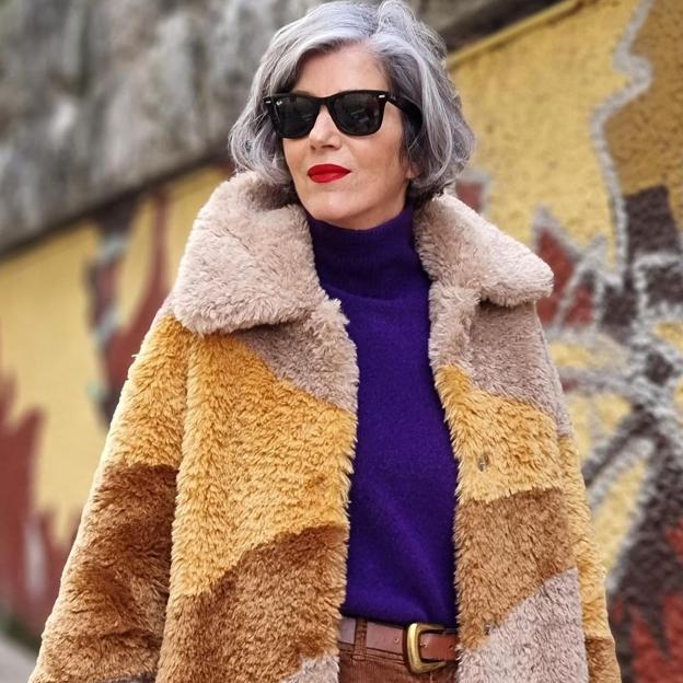 Necesitamos este abrigo de Bershka rebajadísimo que es muy original y perfecto para completar los looks que rejuvenecen a los 50 Mujer Hoy