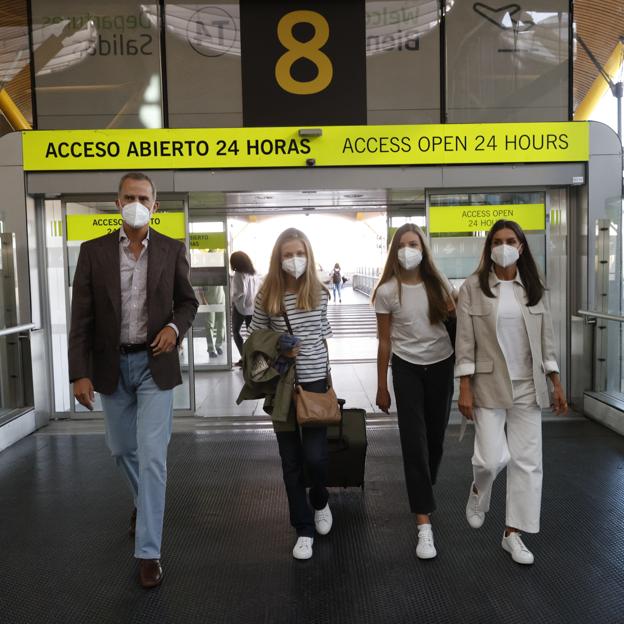 La Reina Letizia, con zapatillas blancas de Hugo Boss.