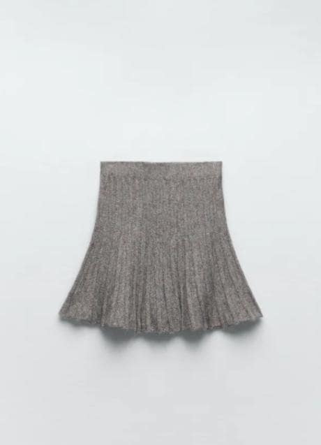 Alrededores Suelto Desafío Las faldas mini de punto de Zara son tan cómodas, bonitas y baratas que se  están agotando (y tú también quieres tener una) | Mujer Hoy