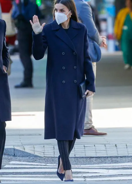 El espectacular abrigo azul marino de la Reina Letizia que puedes copiar en rebajas: oversize y para rejuvenecer tus looks de invierno | Mujer Hoy