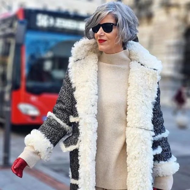 abrigo más especial y un conjunto punto comodísimo: el look de Zara que rejuvenece a los 50 que ha arrasado en Instagram | Mujer Hoy