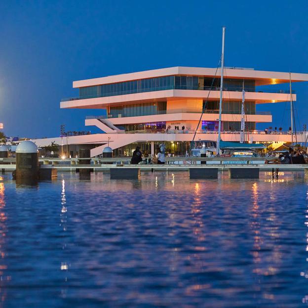 Atardecer en La Marina de Valencia, uno de los escenarios de las actividades más esperadas de València Capital Mundial del Diseño 2022.