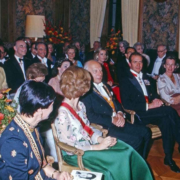 Doña Sofía en Alemania, en 1977, con el vestido de Valentino que ha recuperado la reina Letizia en 2022.