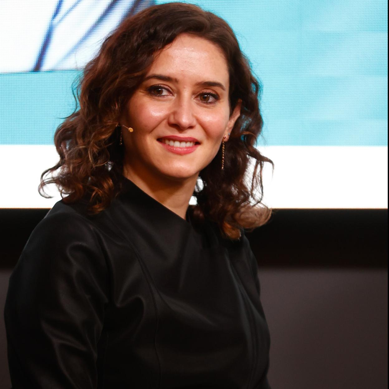 Isabel Díaz Ayuso vuelve a triunfar con su falda de Zara favorita: midi,  plisada, efecto piel y muy rejuvenecedora | Mujerhoy
