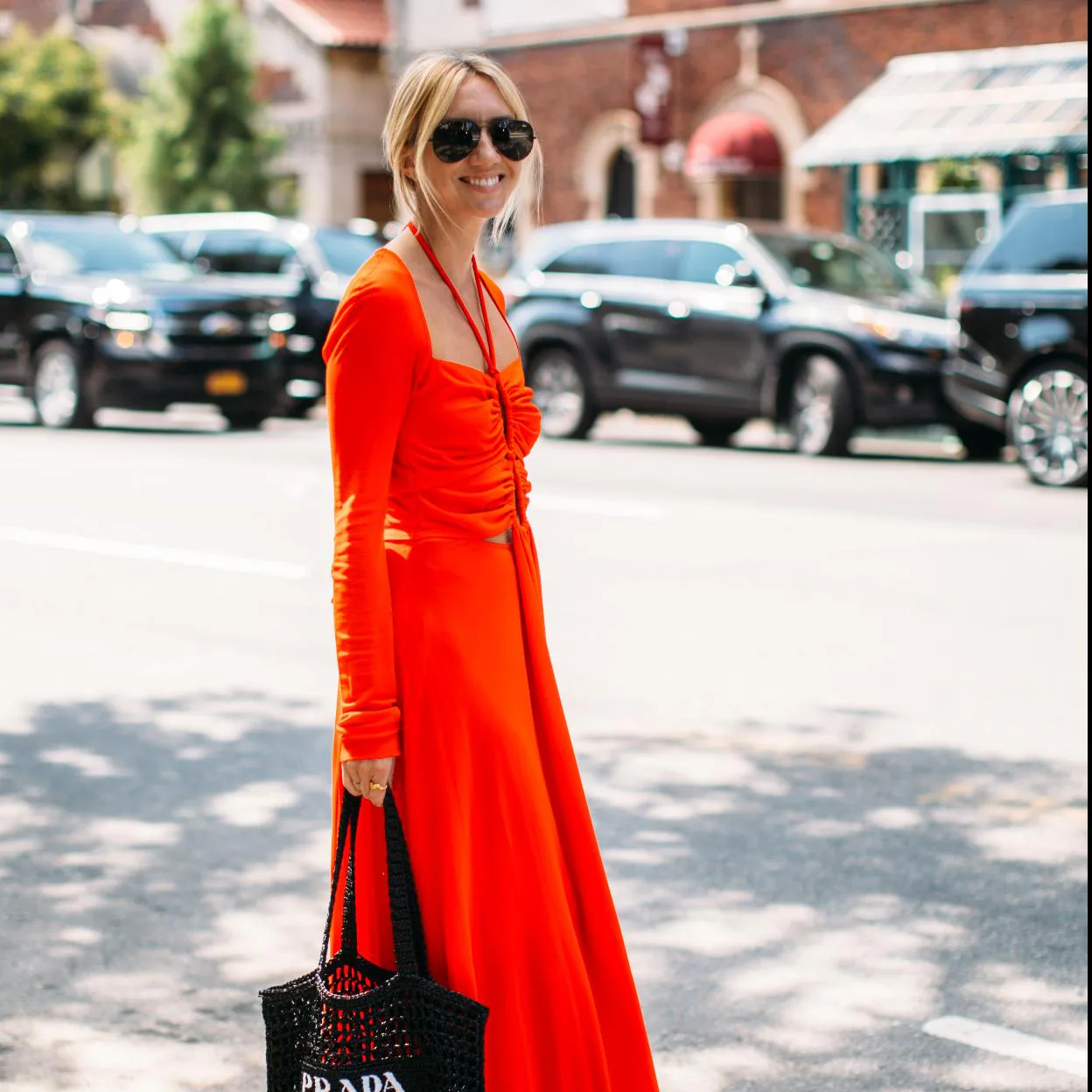 Este vestido rojo de Sfera que imita a uno de lujo y sienta de maravilla es la prenda de fondo de armario más favorecedora (y está | Mujer Hoy